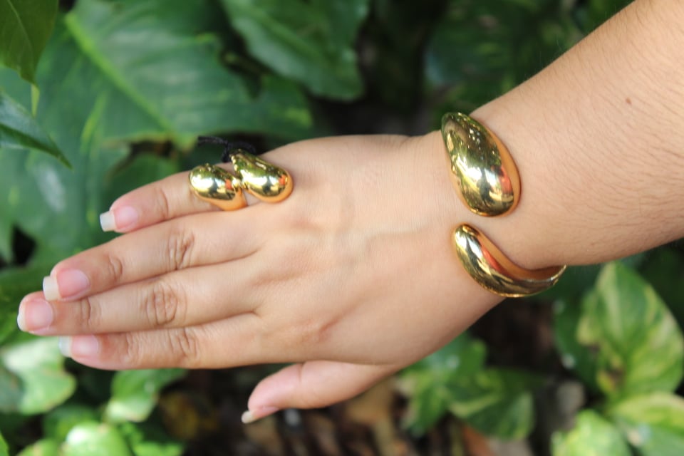 Gold Drop Ring Tucco